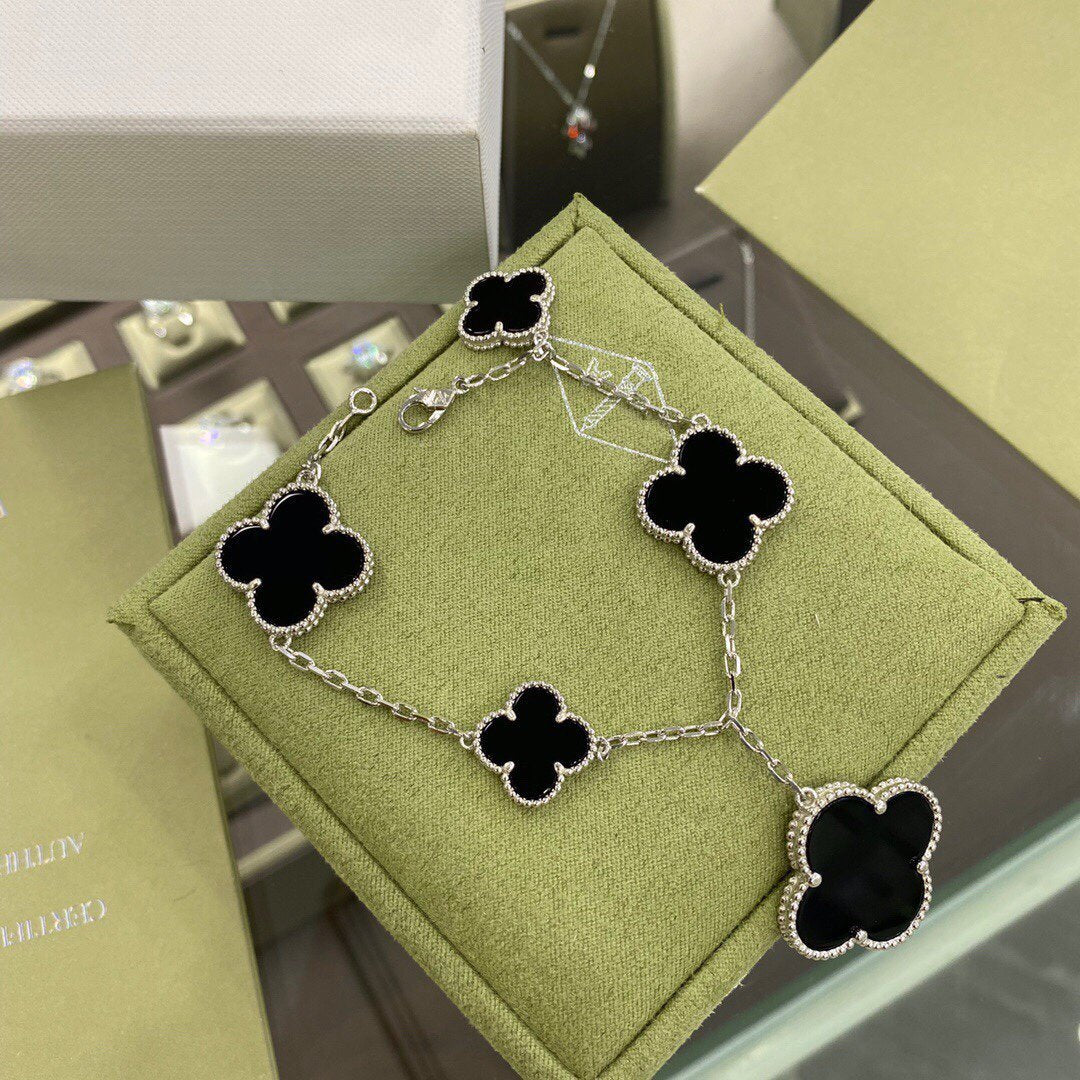 {
"⭐Shinejoy": "CLOVER 5 MOTIFS SIVLER ONYX BRACELET"
}
