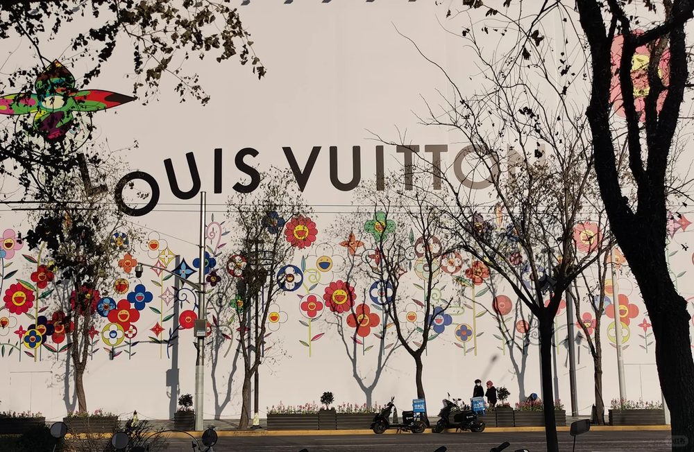 L.ouis V.uitton