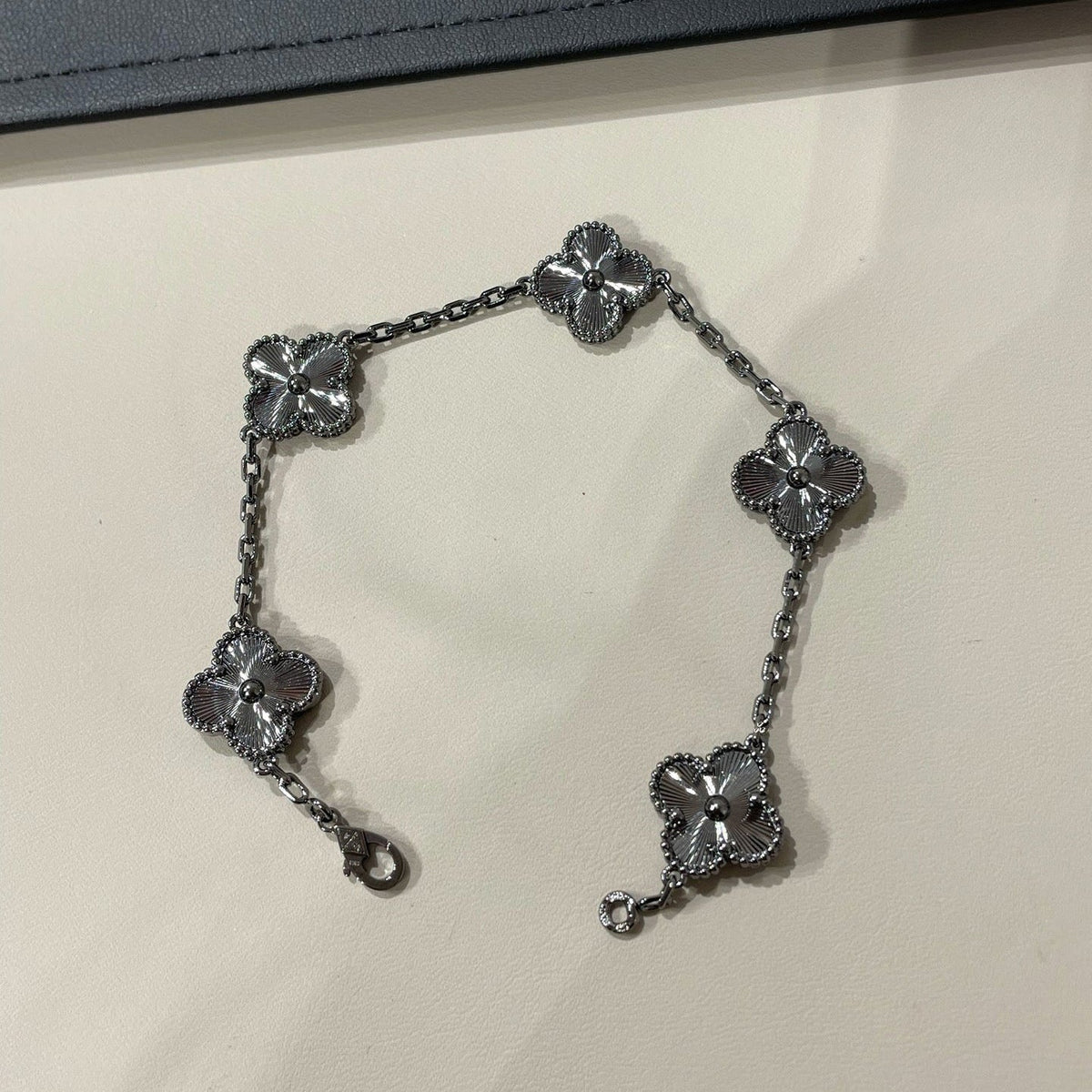 [⭐Shinejoy]クローバー 5モチーフ ブラックブレスレット