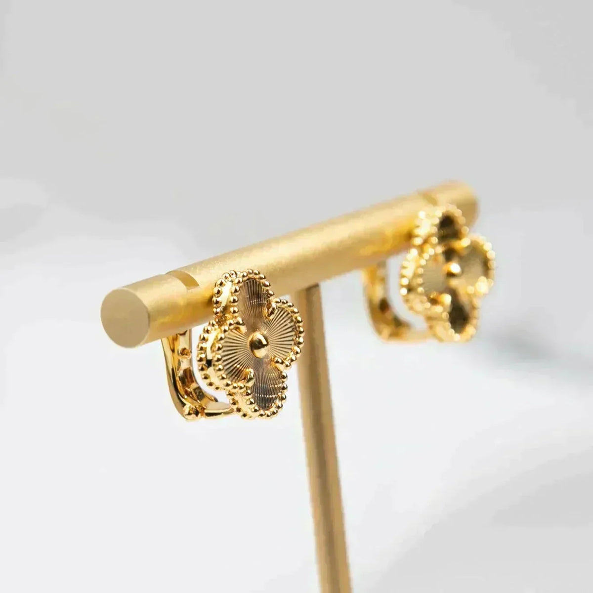 [⭐Shinejoy]CLOVER MEDIUM 1 MOTIFS LASER EARRINGS