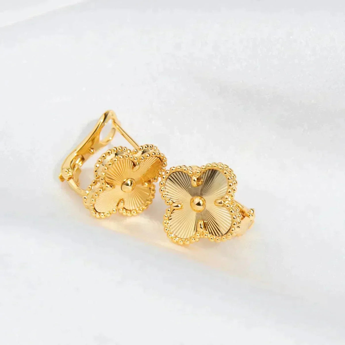 [⭐Shinejoy]CLOVER MEDIUM 1 MOTIFS LASER EARRINGS