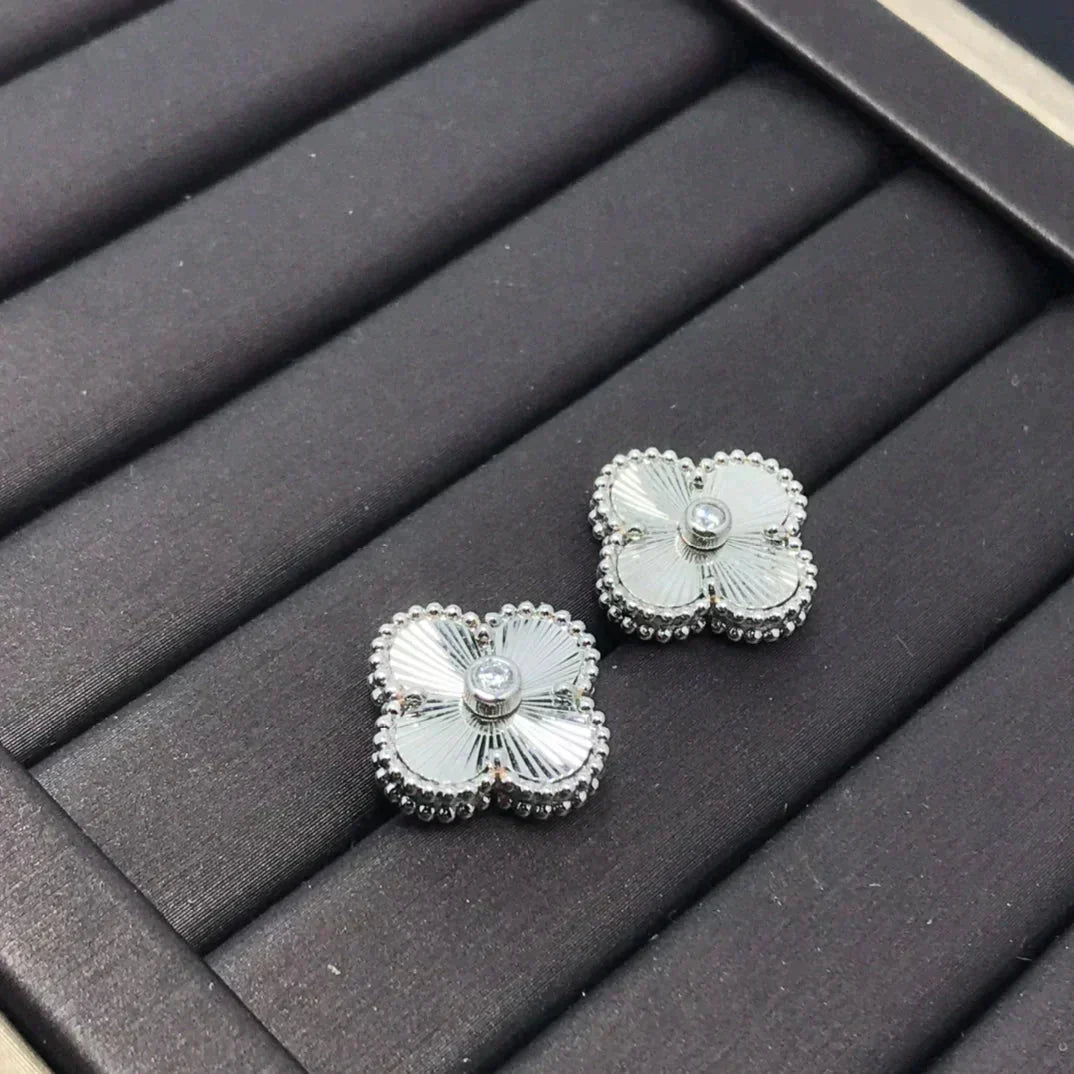 [⭐Shinejoy]CLOVER MINI 9.5MM LASER EARRINGS