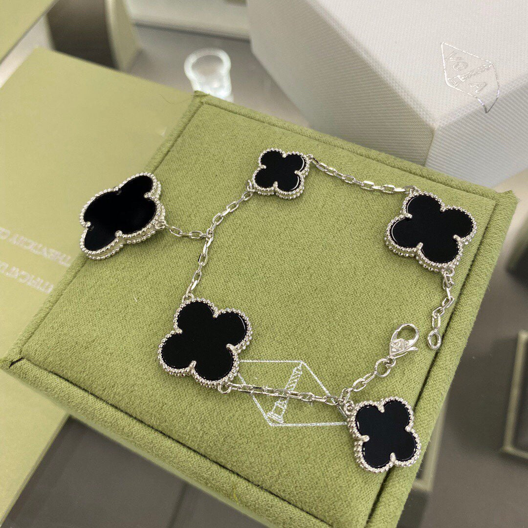 {
  "⭐Shinejoy": "CLOVER 5 MOTIFS SIVLER ONYX BRACELET"
}