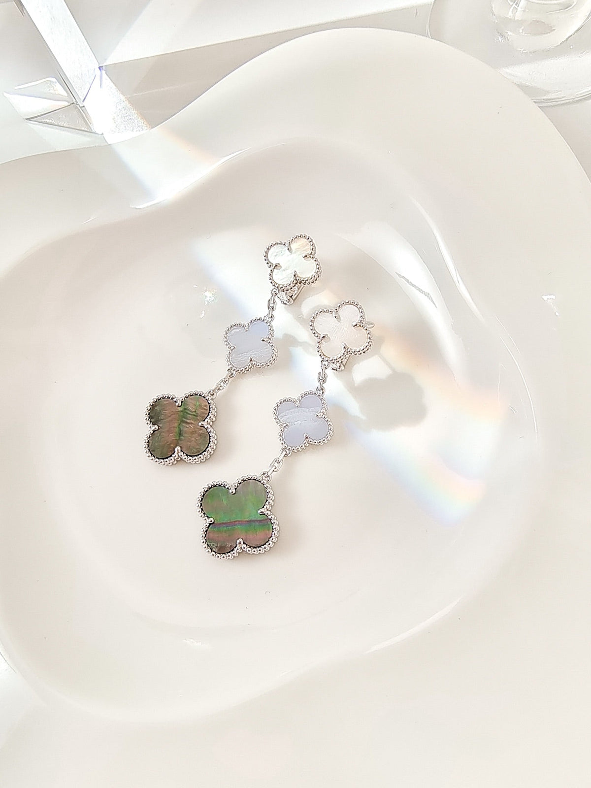 [⭐Shinejoy]クローバー 3モチーフ カルセドニー ダークマザーオブパール シルバーピアス