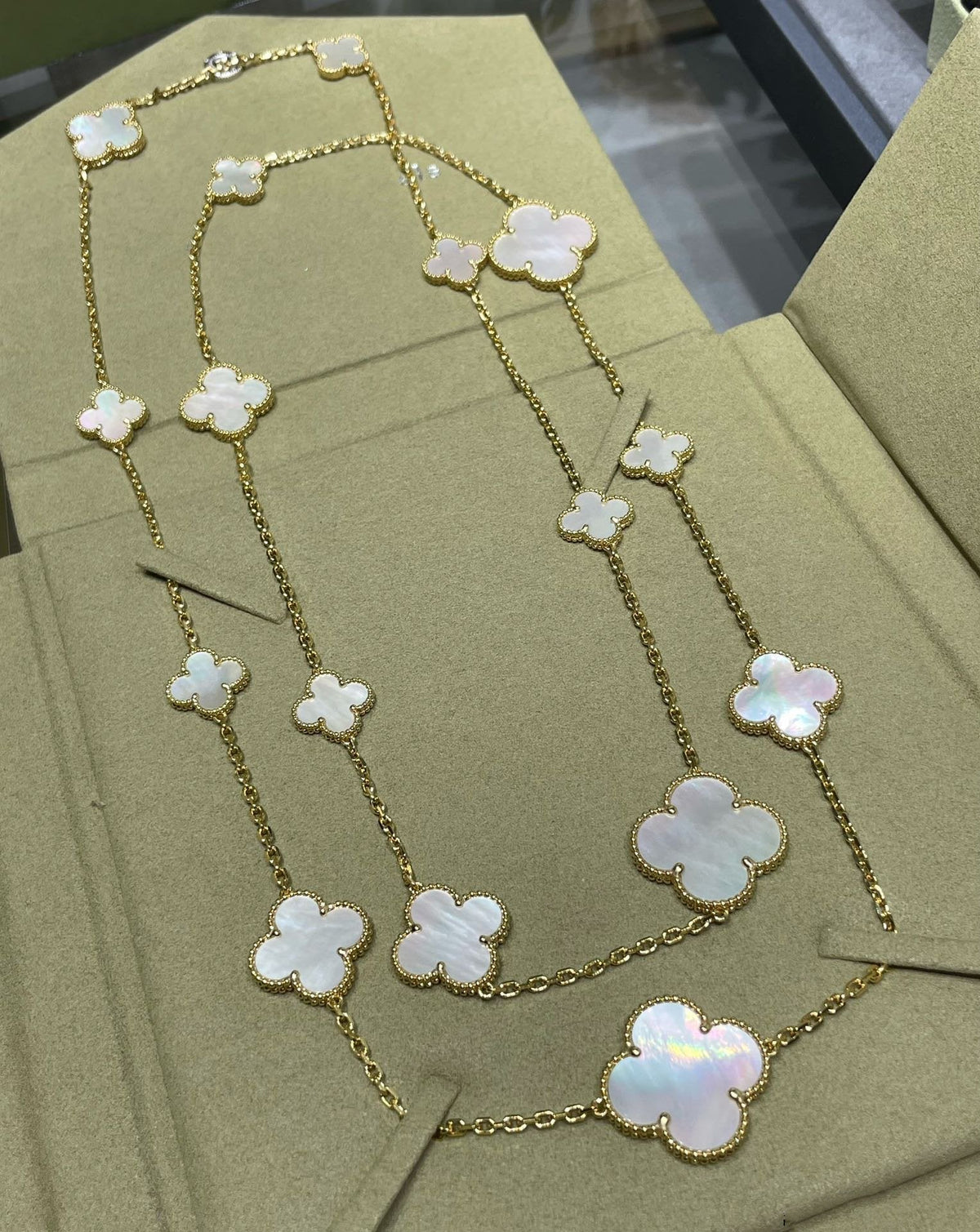 [⭐Shinejoy]CLOVER 16モチーフ ホワイトマザーオブパール ゴールドネックレス