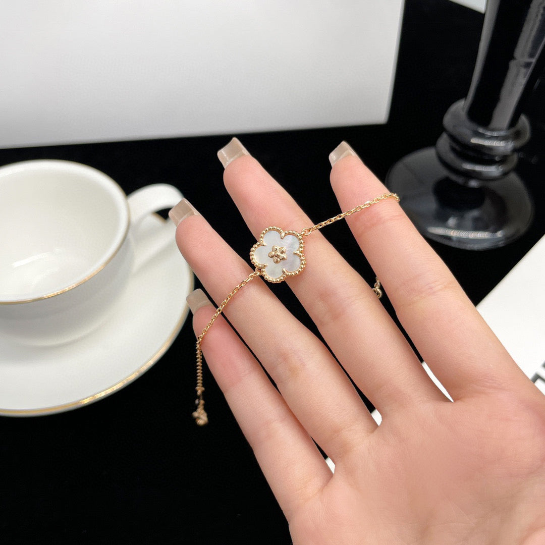 [⭐Shinejoy]ラッキーホワイトモップ 梅の花 ブレスレット